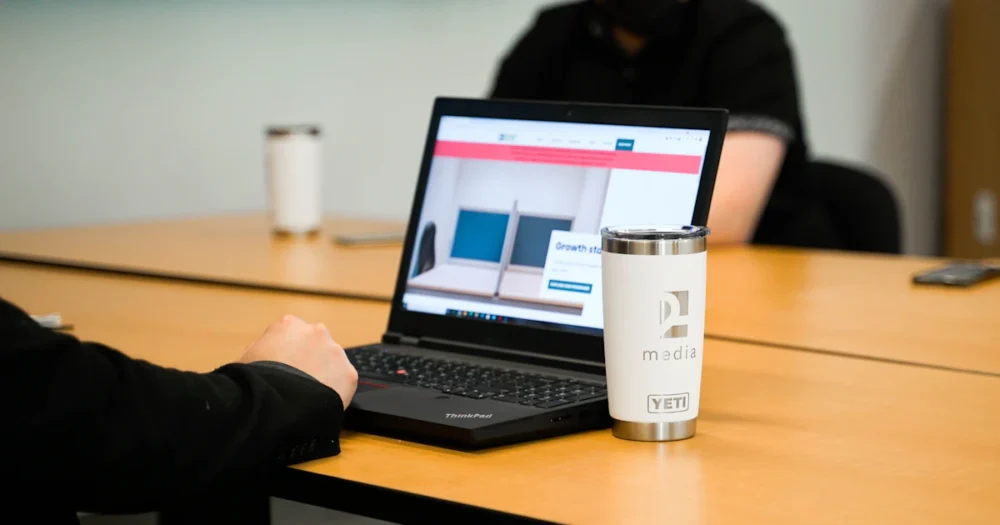 Bärbar dator på ett träbord för digitala studier